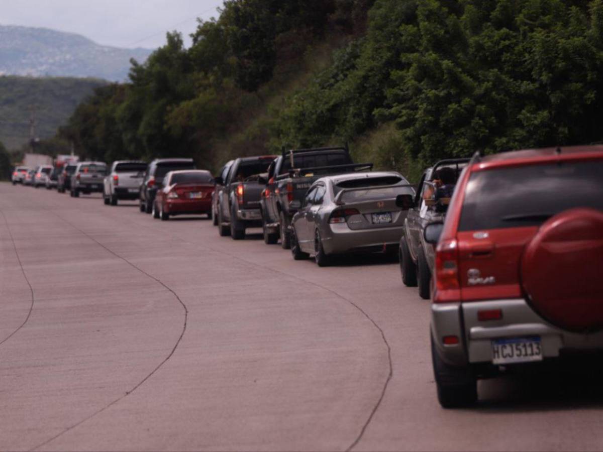 En larga caravana y bajo lluvia: así retornan capitalinos por carretera al sur