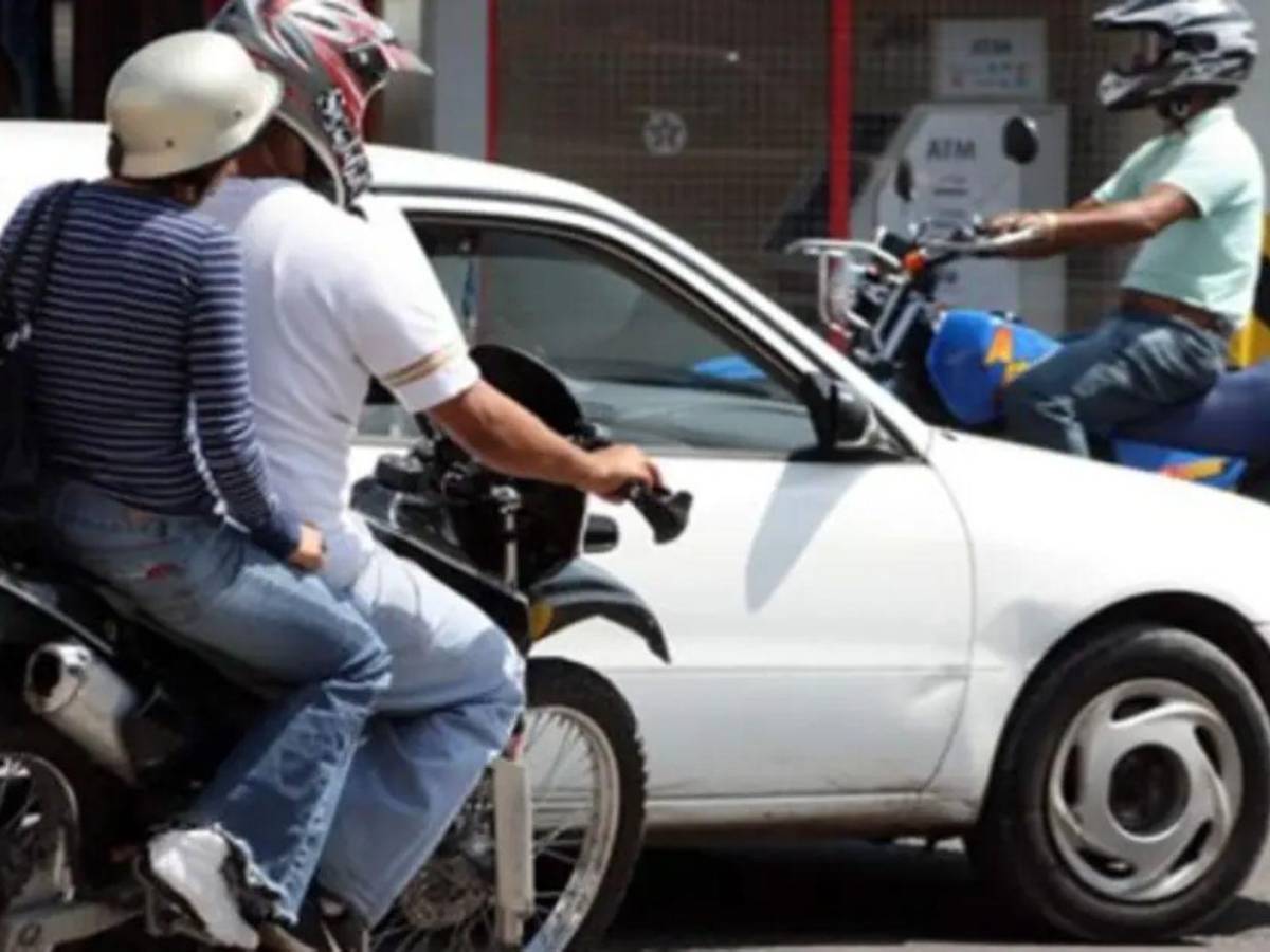 ¿En qué municipios de Honduras está prohibido que dos hombres circulen en una motocicleta?