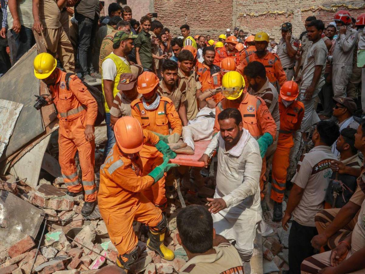 Búsqueda de cuerpos y daños estructurales: imágenes tras derrumbe en India