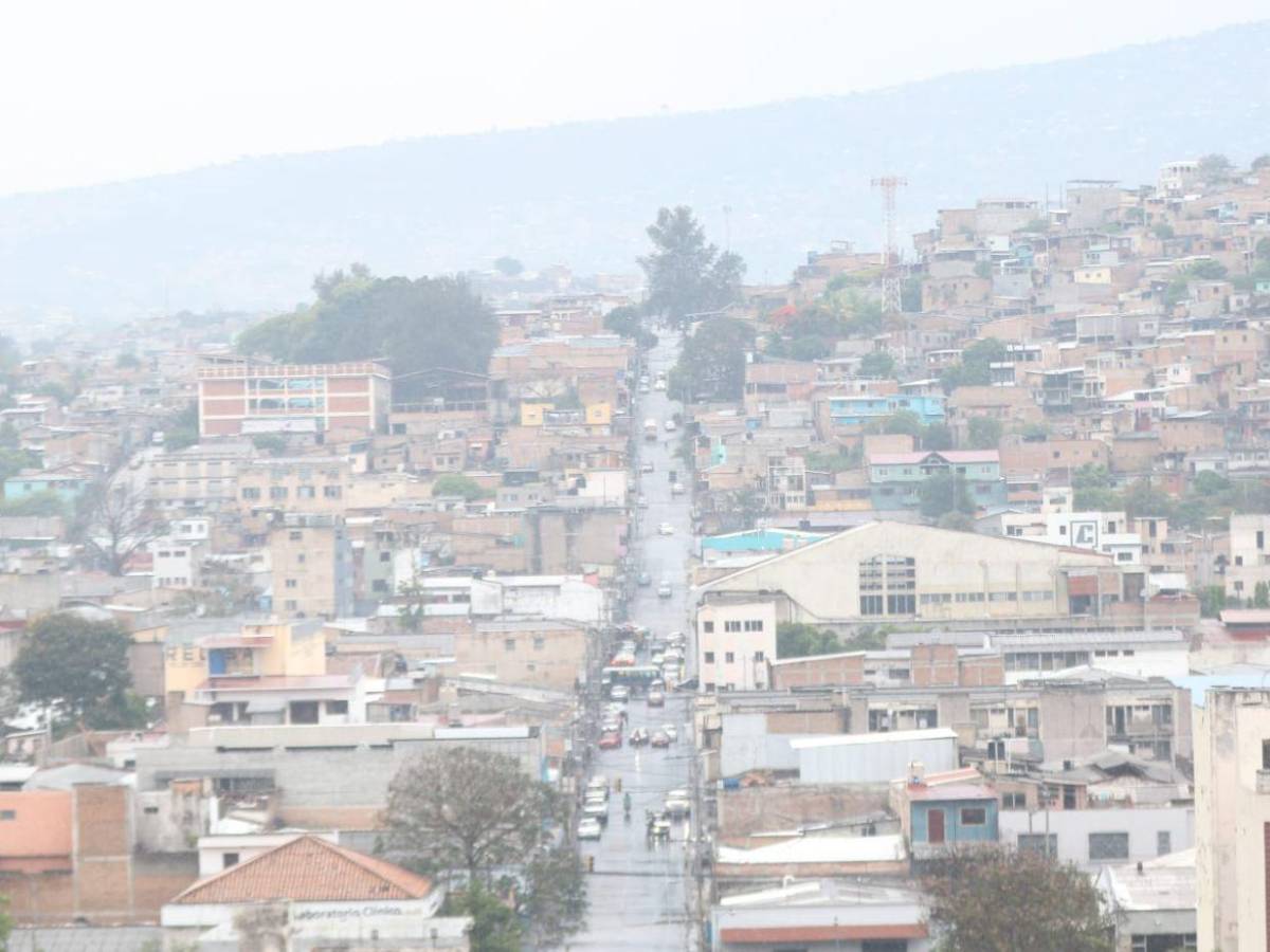 Fiel a la tradición: refrescante lluvia cayó sobre la capital en el Día de la Cruz