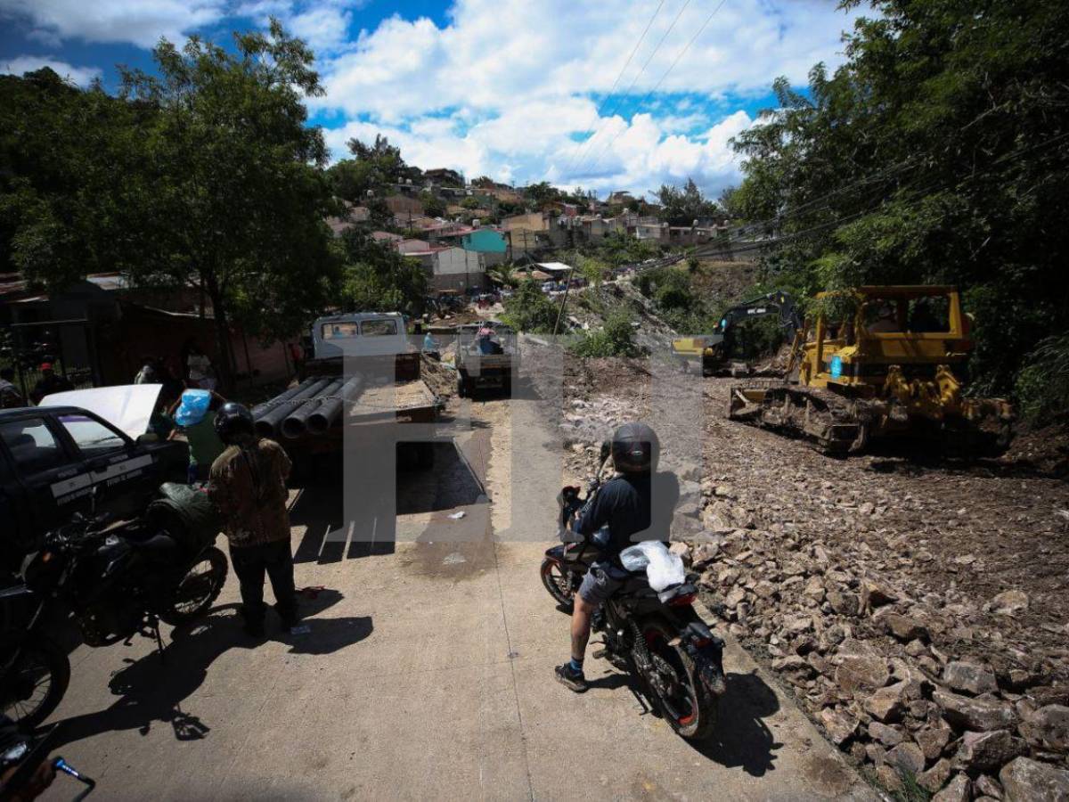 Avanzan obras en la colonia Reynel Fúnez ante socavón por colapso de caja puente