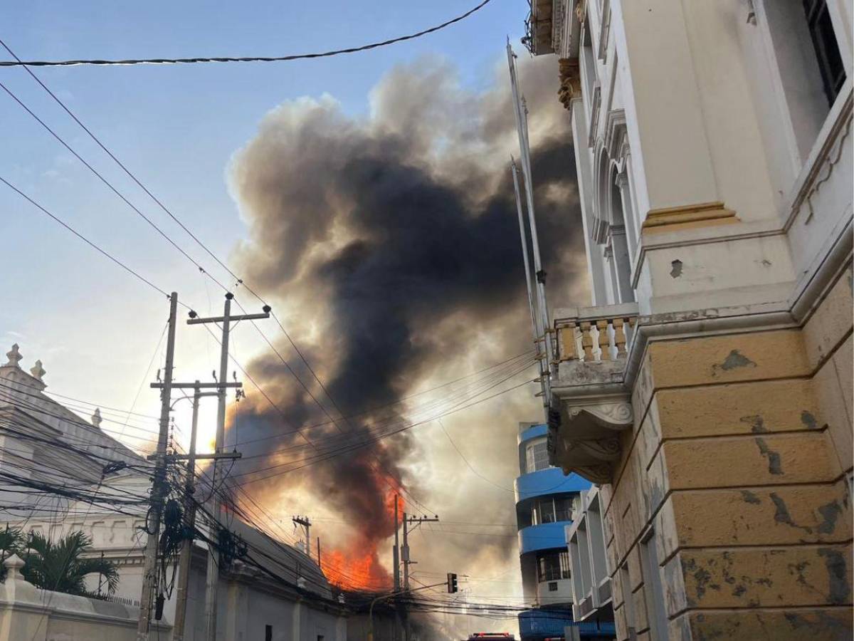 Infernales llamas y pérdidas materiales: primeras imágenes del incendio en el centro de la capital