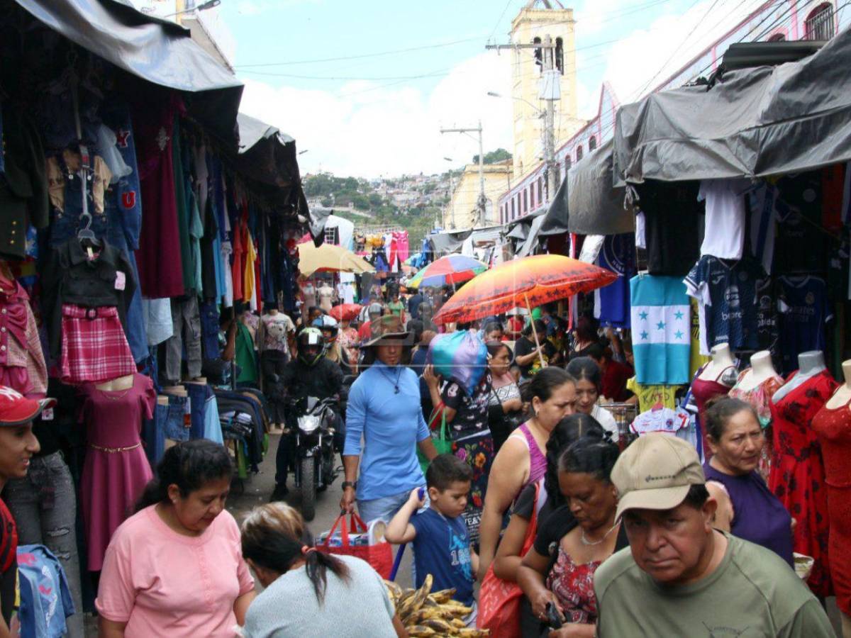 Entre ropa nueva y usada: hondureños buscan los estrenos de fin de año en los mercados
