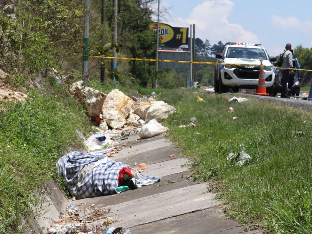 Envuelto en sábanas: así hallaron cadáver en el kilómetro nueve de la carretera al norte