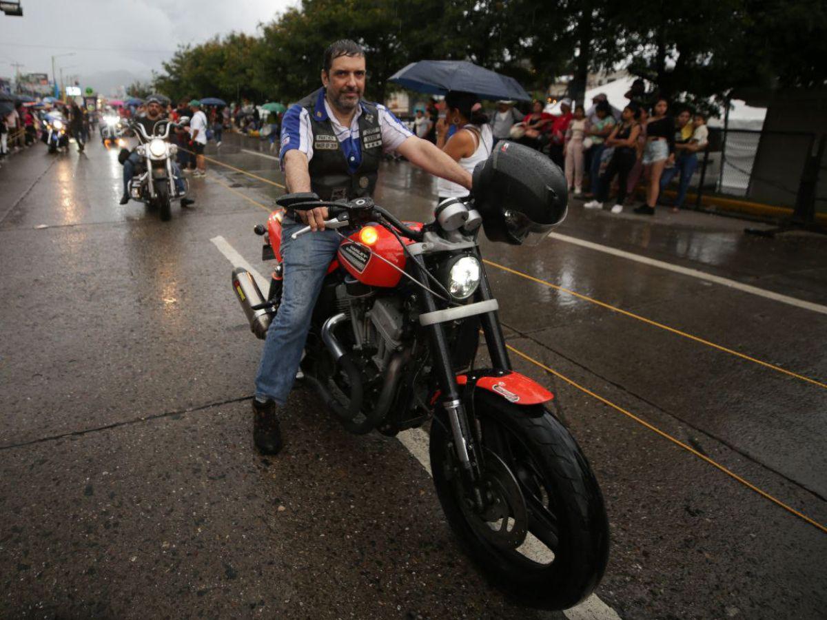 ¡Ni la lluvia los detuvo! Capitalinos disfrutan del carnaval de Tegucigalpa