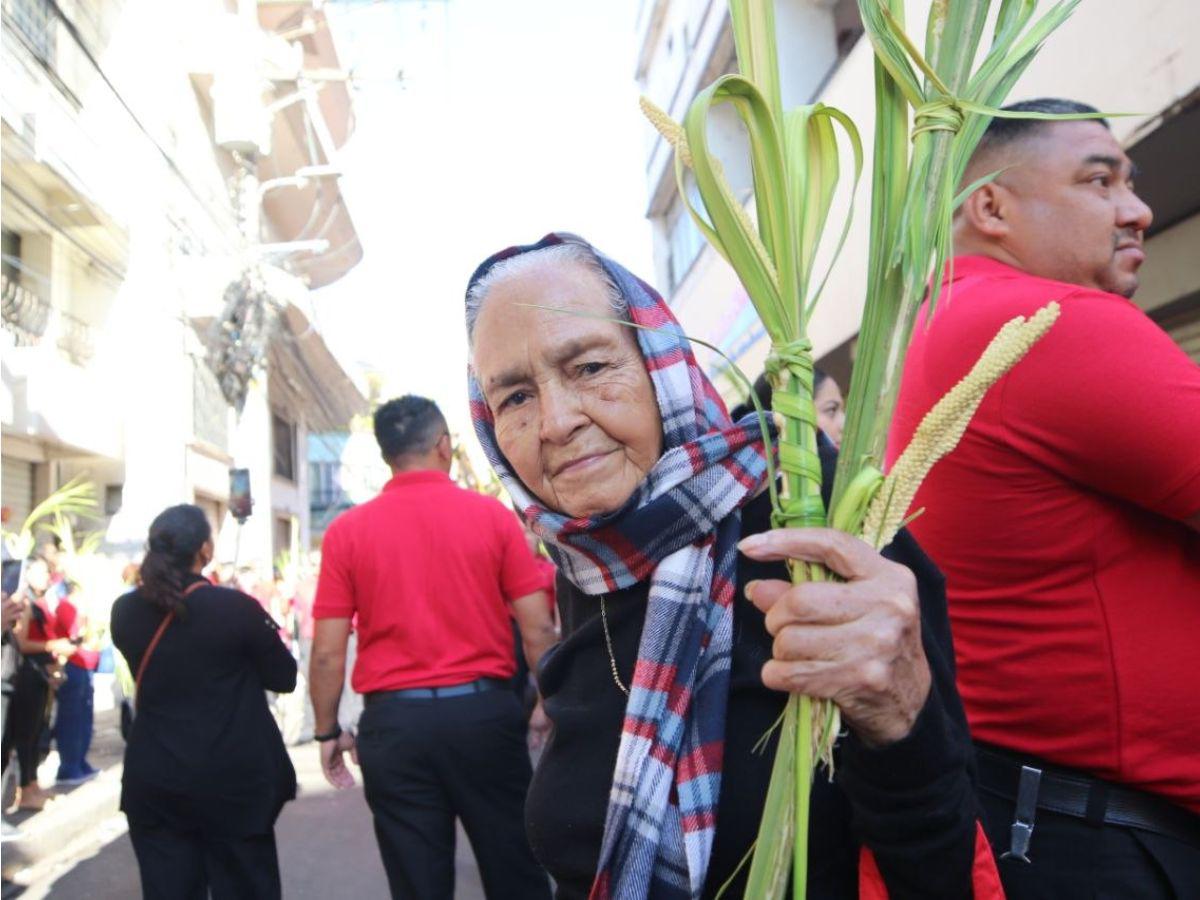 Con cantos y palmas en manos, feligreses conmemoran el Domingo de Ramos
