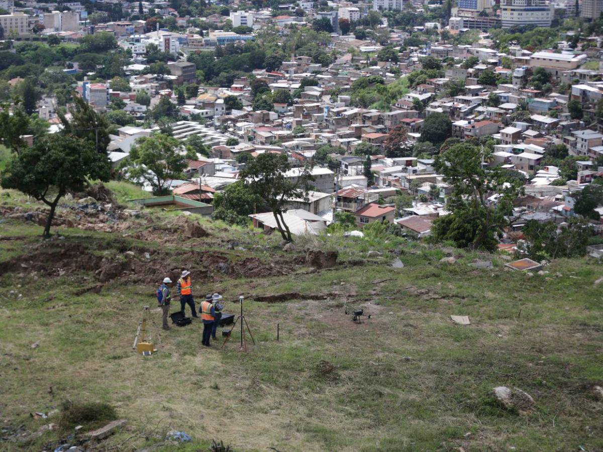 Con miedo y sin dormir:  Familias de la Guillén temen nuevos derrumbes en la zona cero