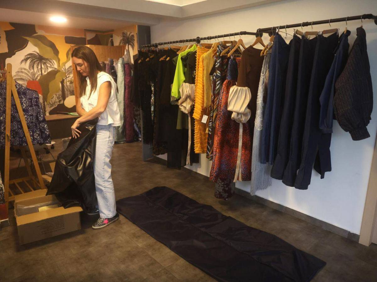 Estefanía Sánchez, la diseñadora que confecciona bolsas mortuorias para las víctimas del terremoto en Venezuela