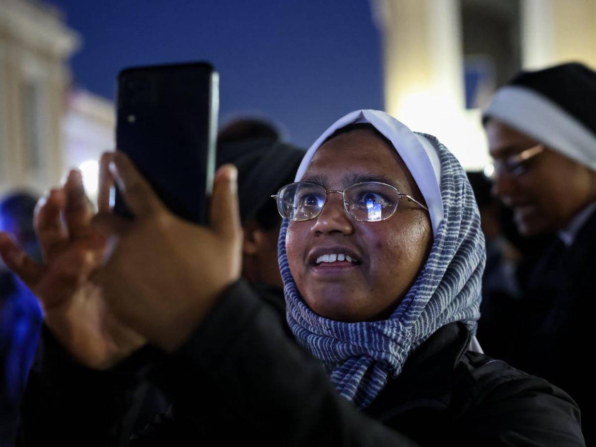 Imágenes impactantes del primer día del cónclave: cansancio, expectativa y fumata negra