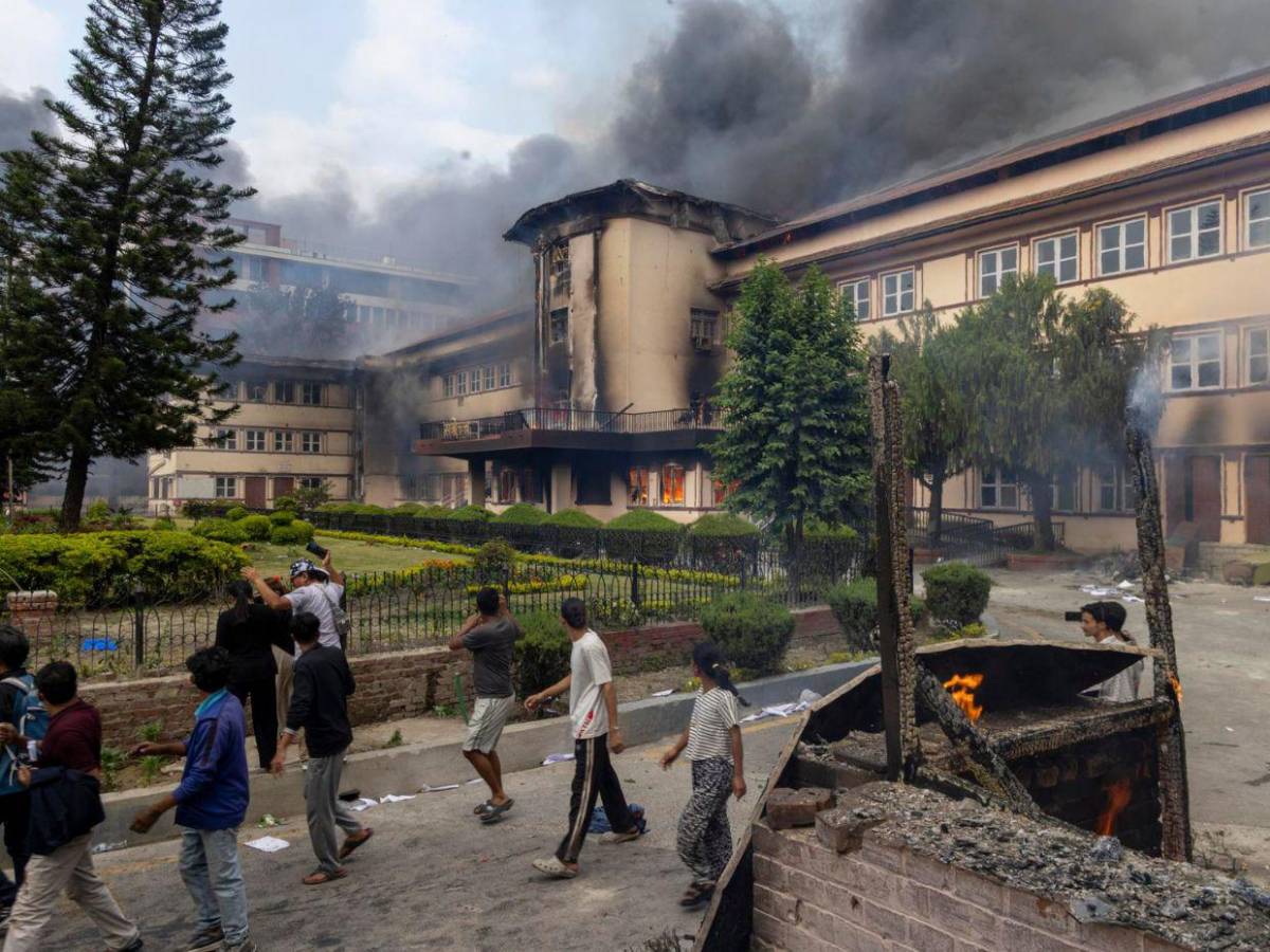 Muertes, ataques a políticos y protestas: renuncia de primer ministro en Nepal deja ola de violencia