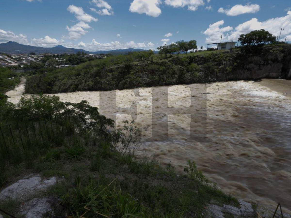 Recientes lluvias abastecen la represa Los Laureles de la capital y provocan inundaciones
