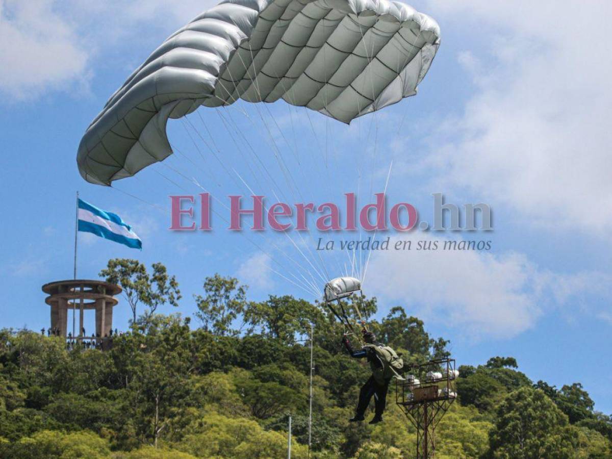 Paracaidistas hondureños adornaron el cielo de la capital durante fiestas de Independencia