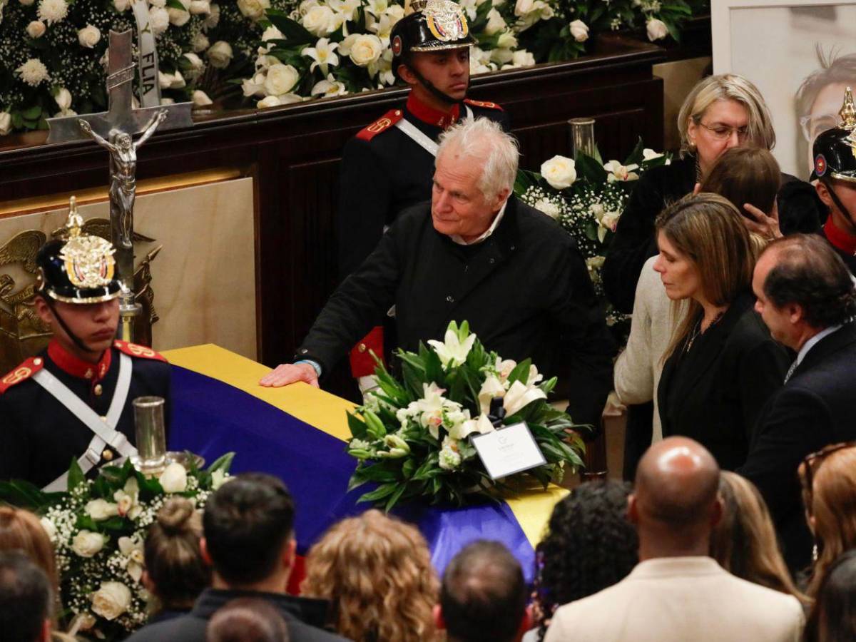 Políticos y familiares asisten al funeral de Miguel Uribe Turbay en el Congreso colombiano