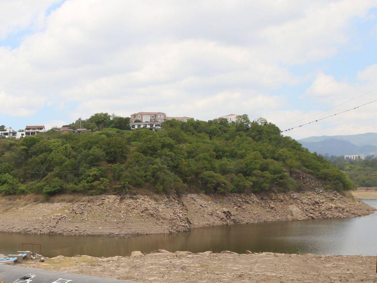 Represa Los Laureles baja a 35% y mantiene alerta por crisis de agua en la capital