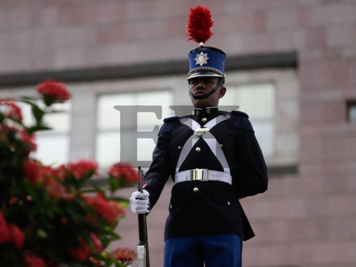 Con guardia de honor y ofrendas florales, conmemoran el Día del Soldado Hondureño
