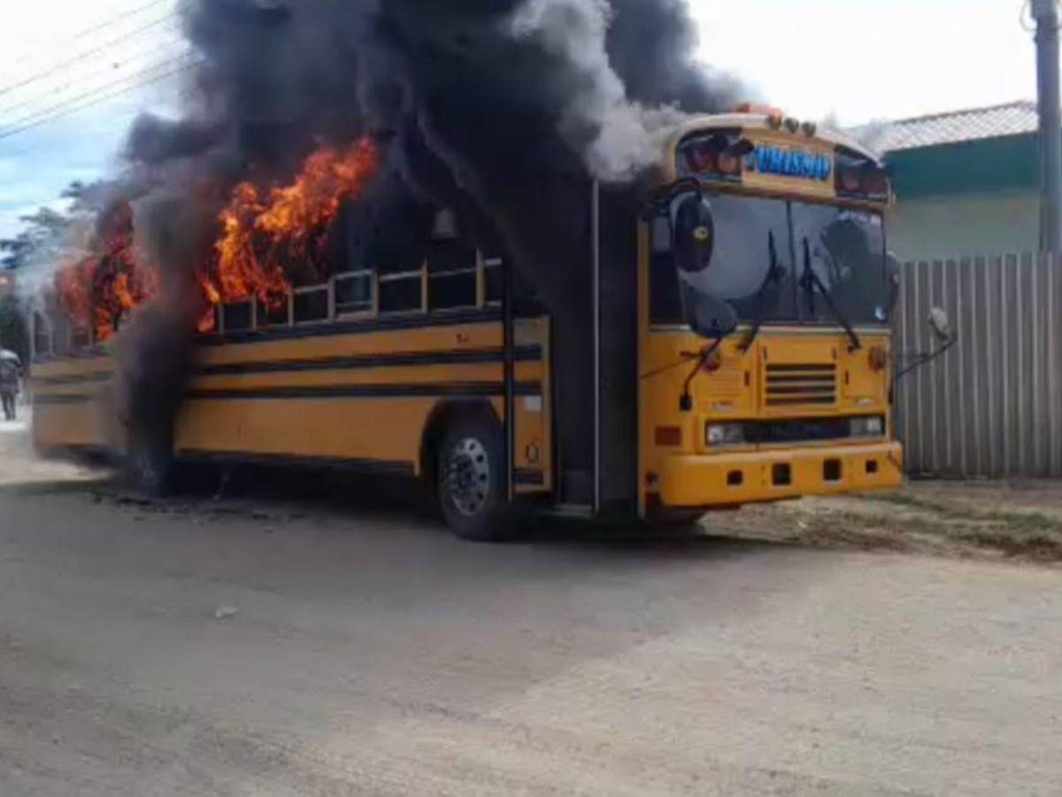Tráfico vehicular e incendio de bus: caos previo a marcha de Libre en SPS
