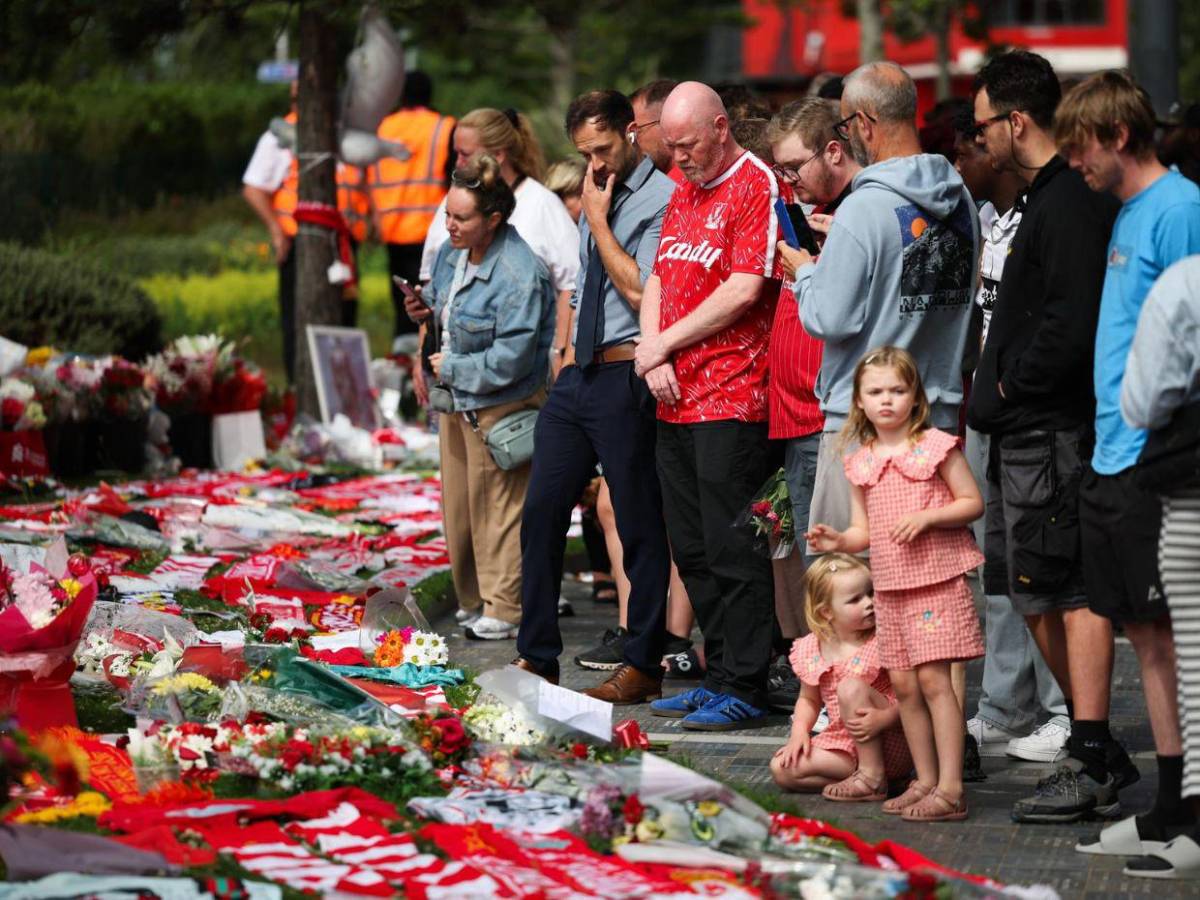 You´ll Never Walk Alone: Seguidores del Liverpool rinden homenaje a Diogo Jota