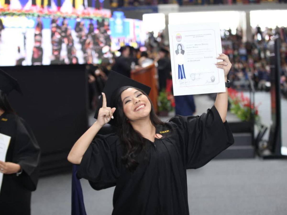 ¡Un sueño cumplido! Más de 1,500 graduados recibieron con orgullo su título en la UNAH