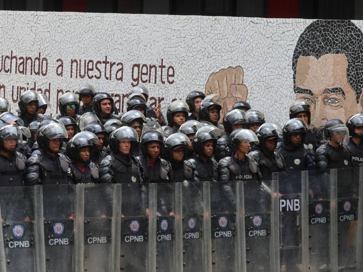 Con fotos de Maduro y pidiendo un salario digno: venezolanos conmemoran el Día del Trabajador