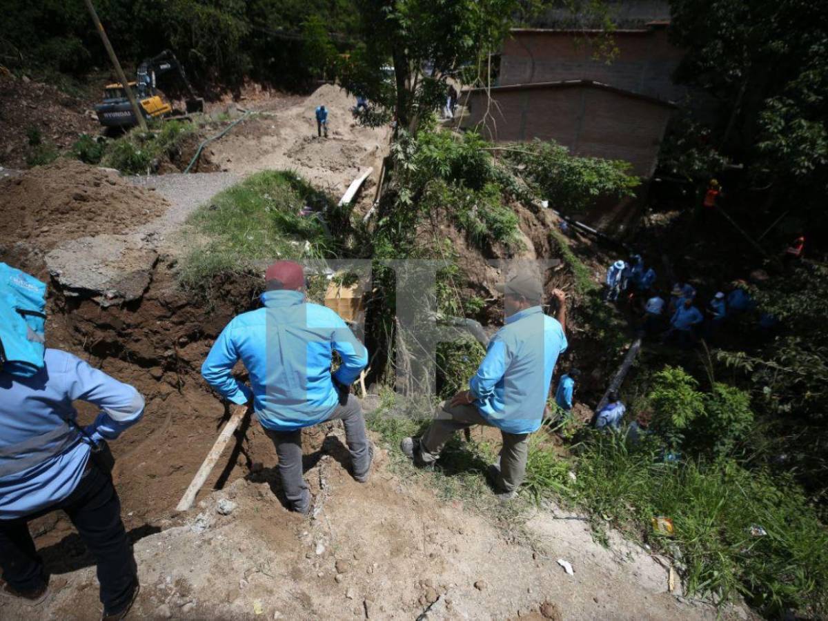 Avanzan obras en la colonia Reynel Fúnez ante socavón por colapso de caja puente