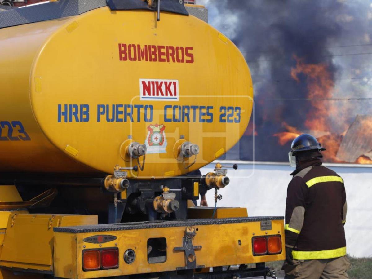 FOTOS: Voraz incendio consume empresa de madera en Choloma; bomberos luchan por apagarlo
