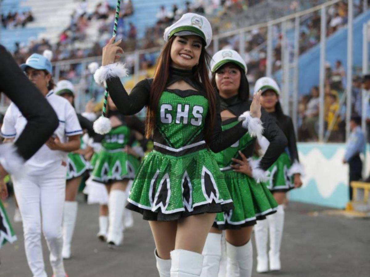 Por segunda vez, Michelle Sánchez vuelve a robar suspiros en los desfiles patrios