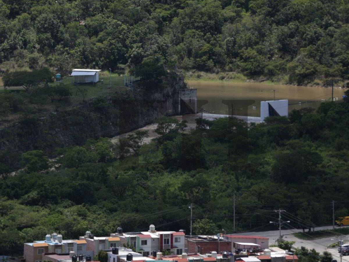Recientes lluvias abastecen la represa Los Laureles de la capital y provocan inundaciones