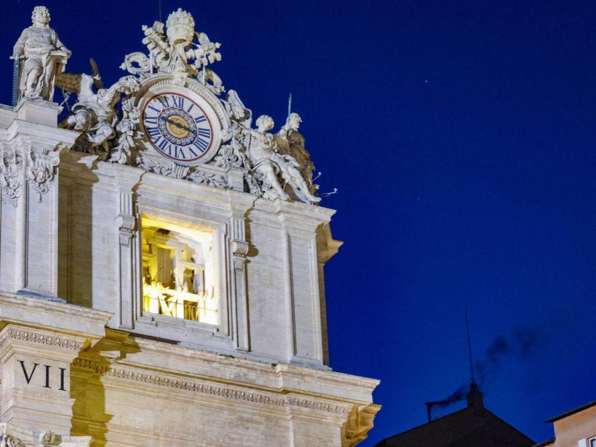 Imágenes impactantes del primer día del cónclave: cansancio, expectativa y fumata negra