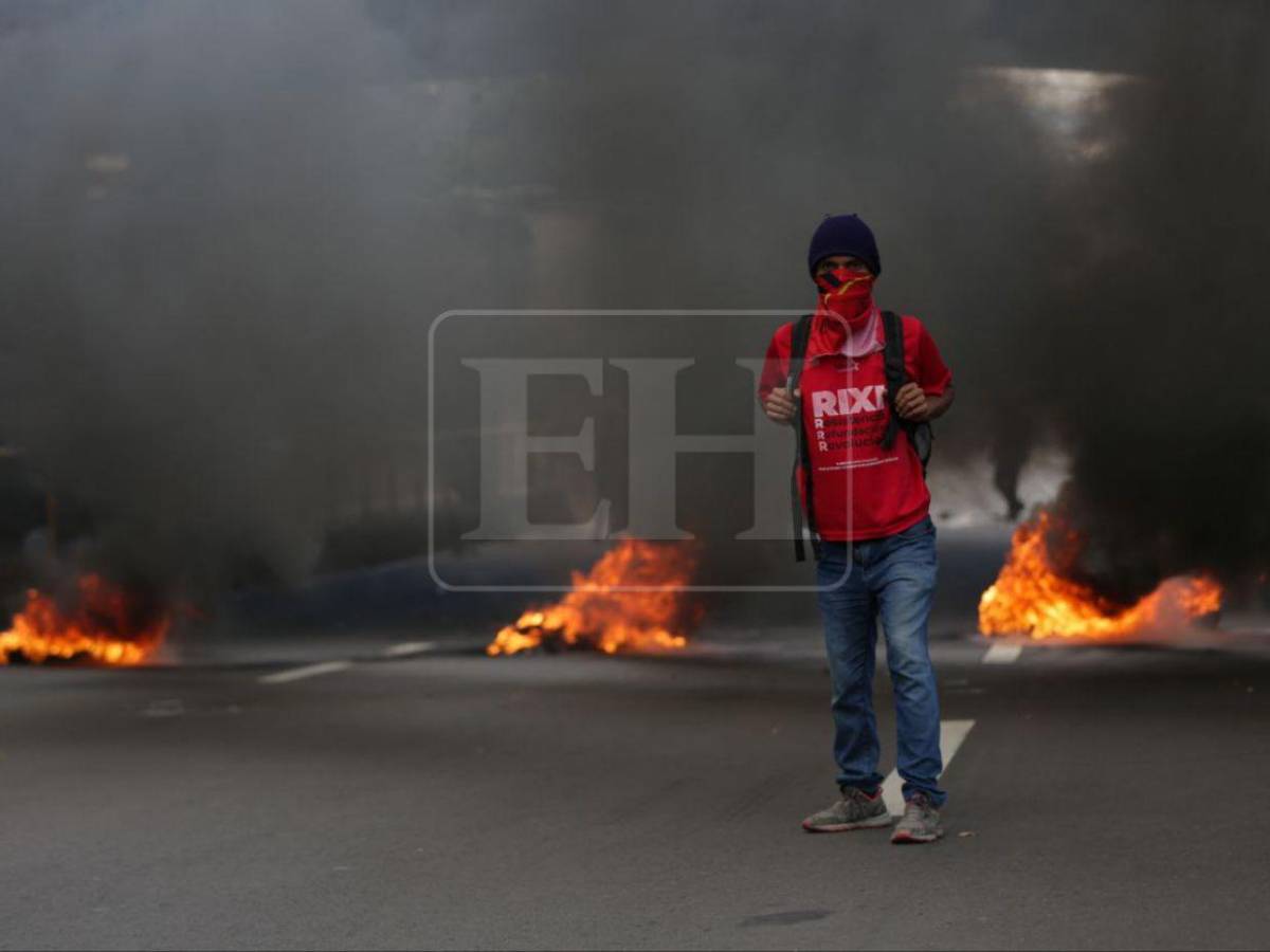 Encapuchados y quemando llantas, colectivos de Libre obedecen a movilización de Mel Zelaya