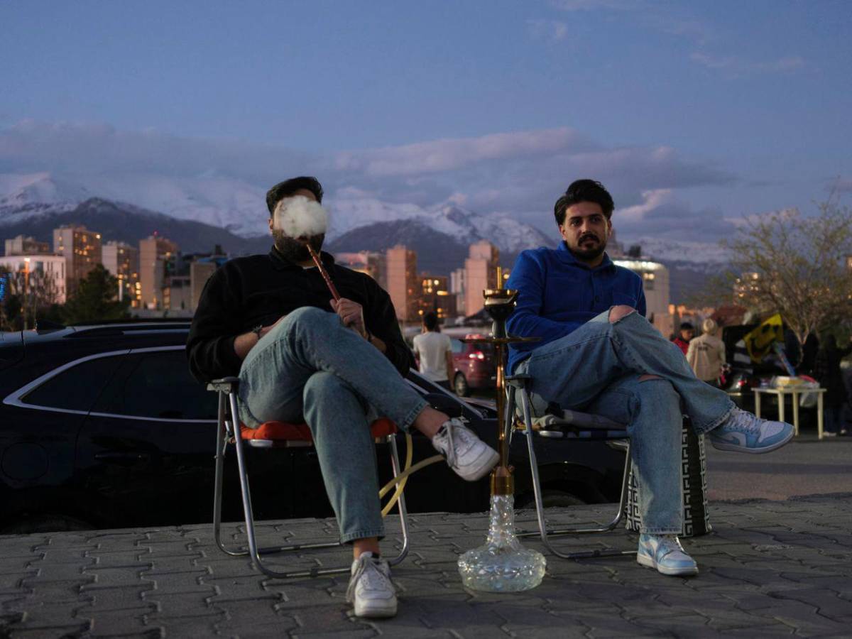 Van al parque, realizan picnic y asados: la vida de los iraníes en plena guerra con EUA