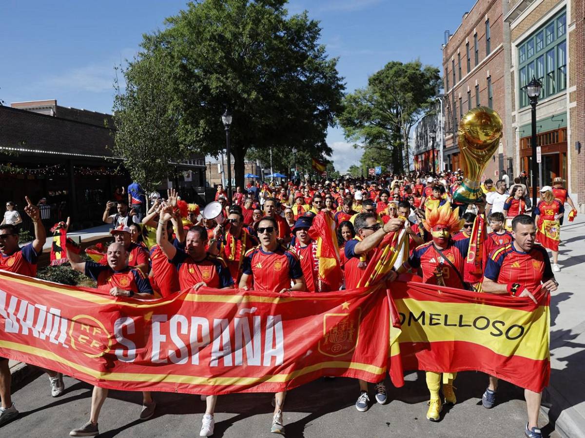 Locura en calles de Atlanta, cientos de españoles animan la previa España vs Cabo Verde