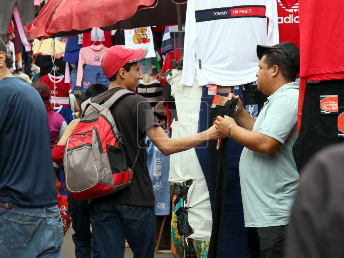 Entre ropa nueva y usada: hondureños buscan los estrenos de fin de año en los mercados