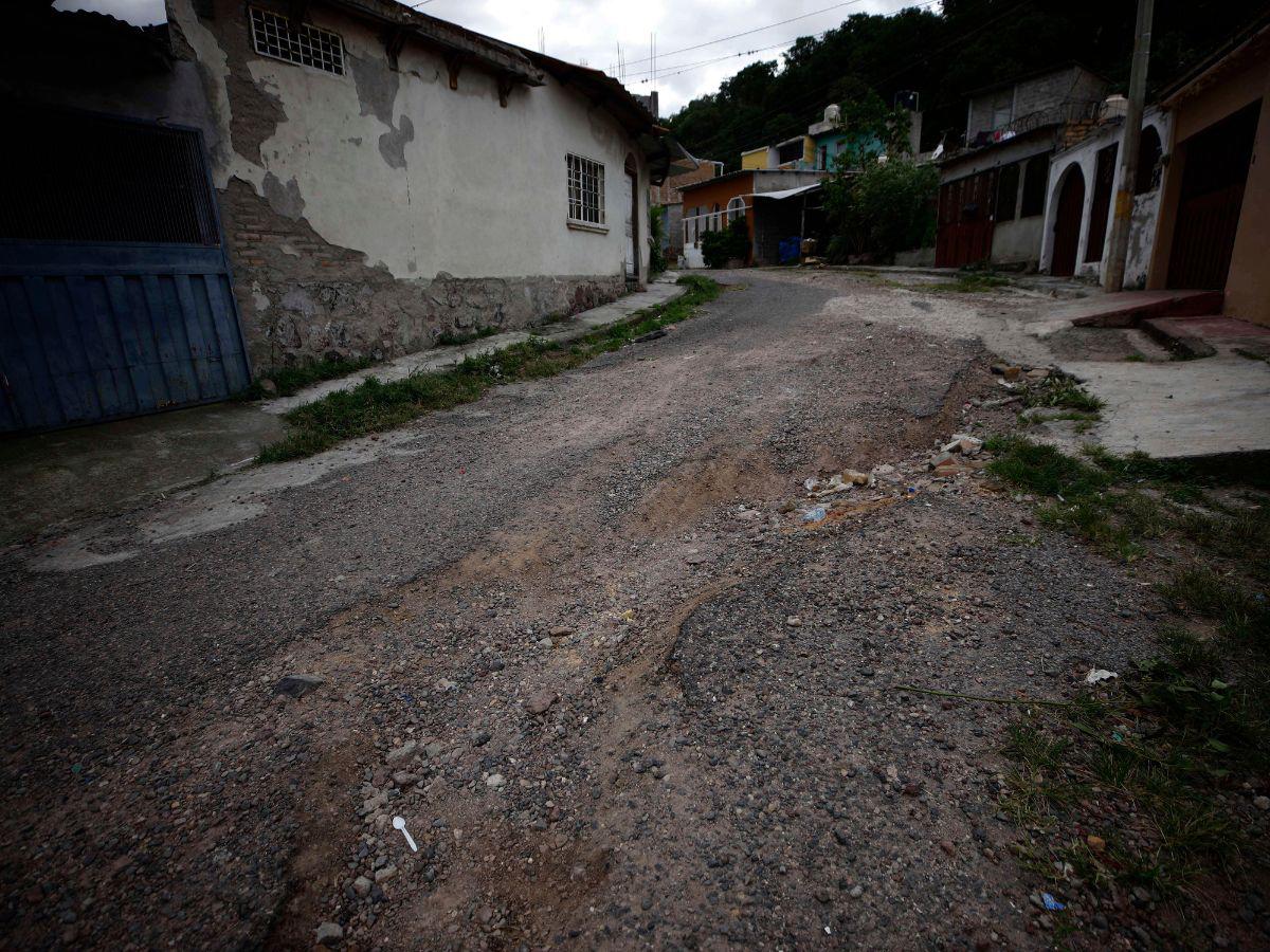 Calles destrozadas atormentan vecinos de la colonia Cerro Grande zona 8