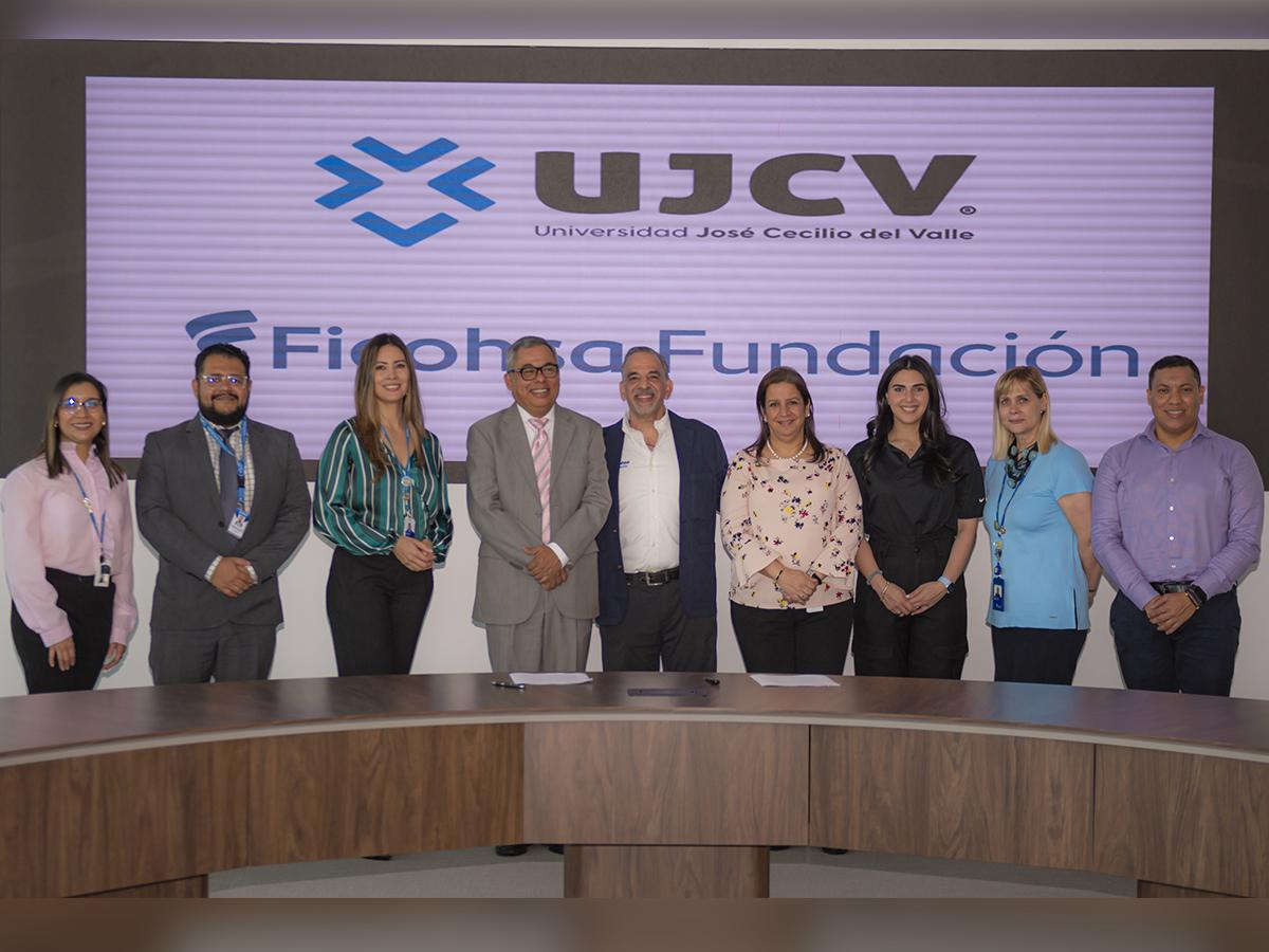 <i>Representantes de la Fundación Ficohsa y la Universidad José Cecilio Del Valle se reúnen para inaugurar el programa de mentoría en educación financiera, comprometidos en fortalecer el futuro de las generaciones venideras. </i>