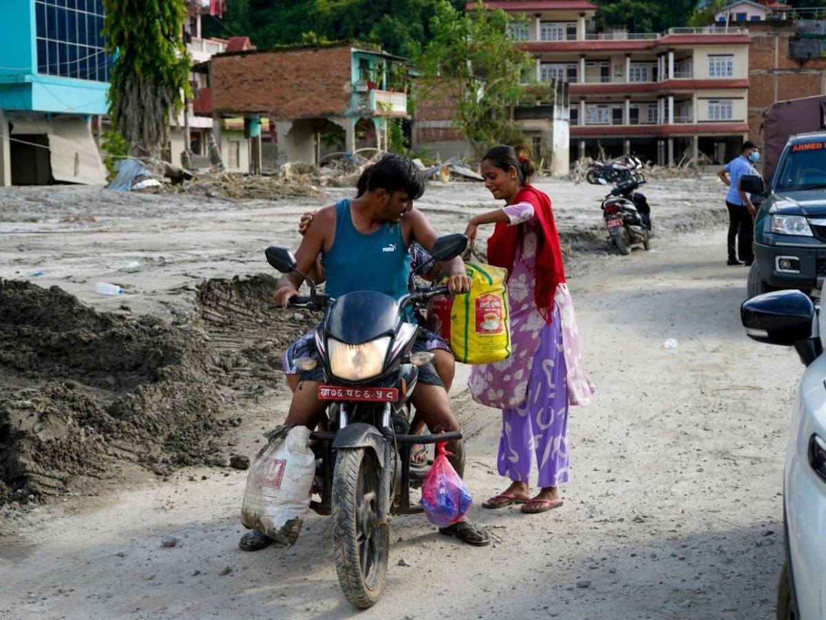 Cuerpos entre los escombros y el barro hasta el cuarto piso: así quedó Nepal tras la riada
