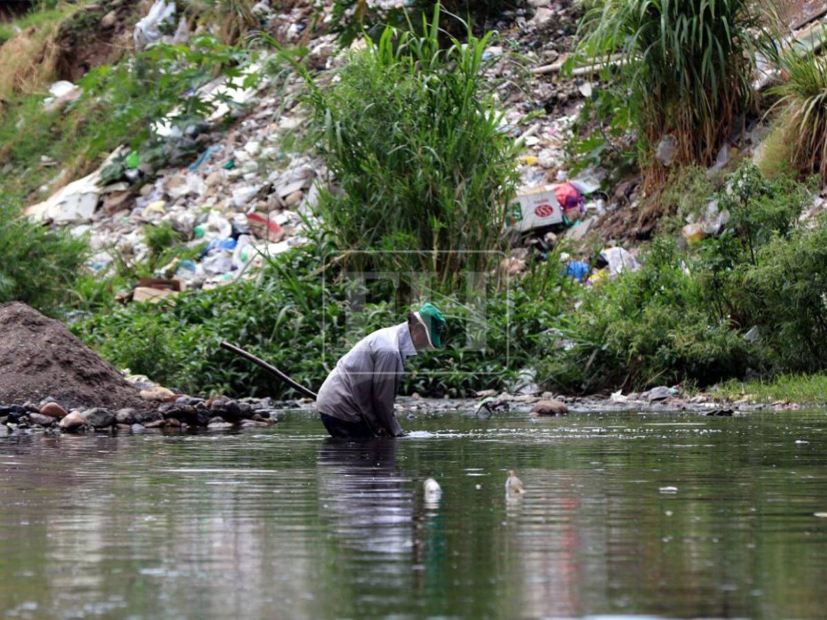 Casi a secas y lleno de basura: así luce el Río Choluteca de la capital