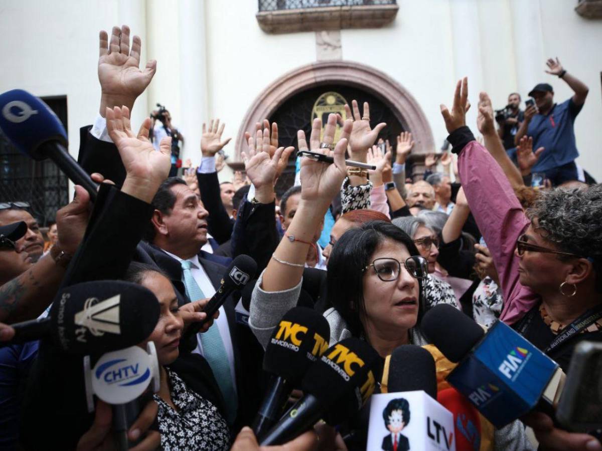 Las imágenes que dejó la sesión de la oposición en los bajos del Congreso Nacional