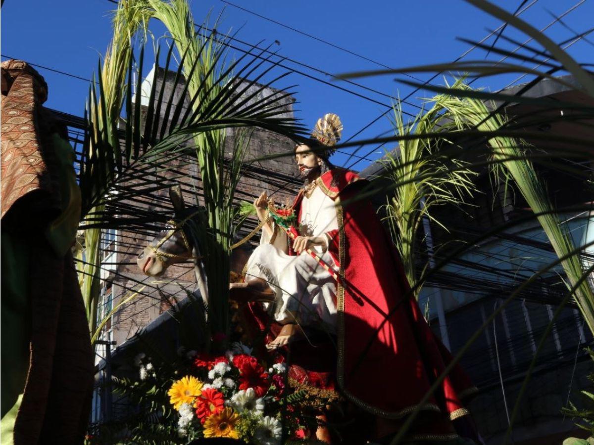 Con cantos y palmas en manos, feligreses conmemoran el Domingo de Ramos
