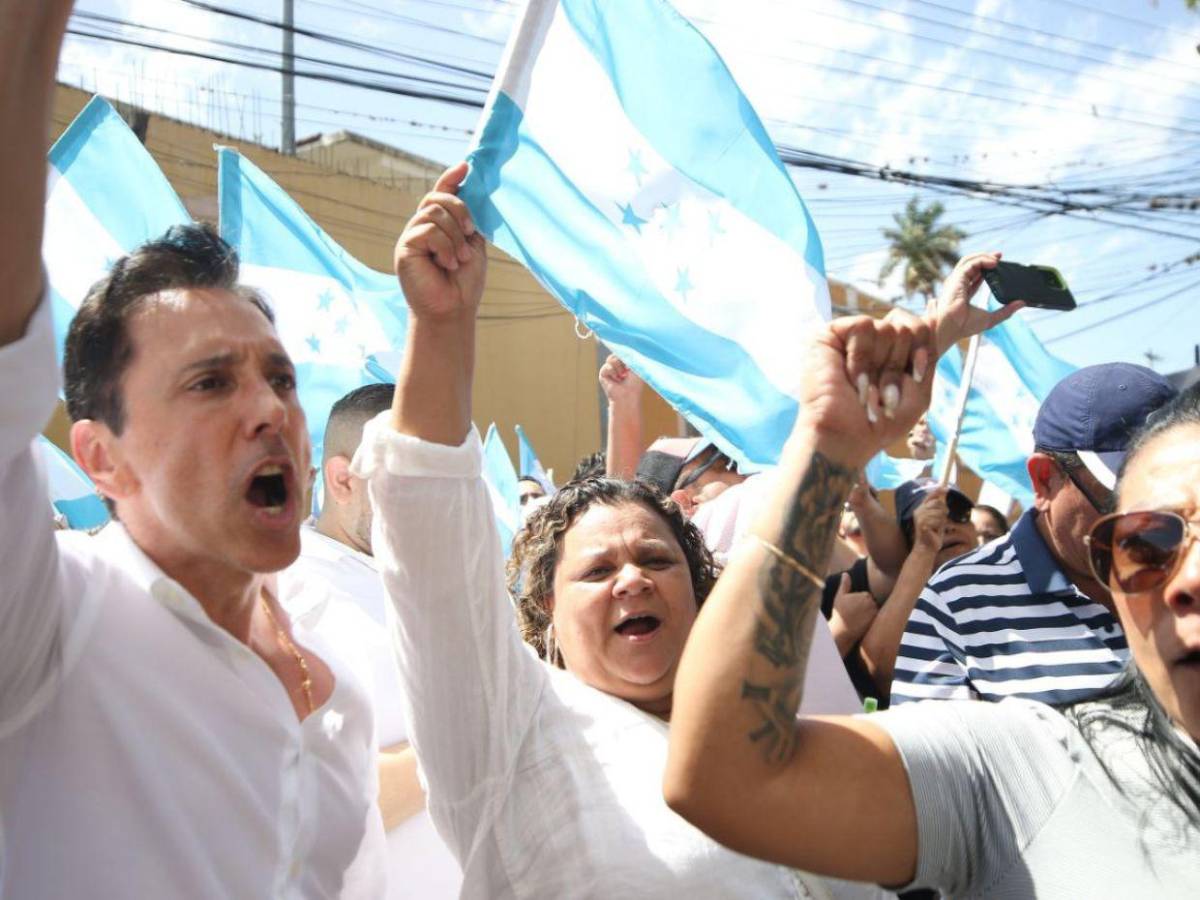 ¡Fuera el familión!: Militantes del Partido Nacional protestan en apoyo a consejeras del CNE