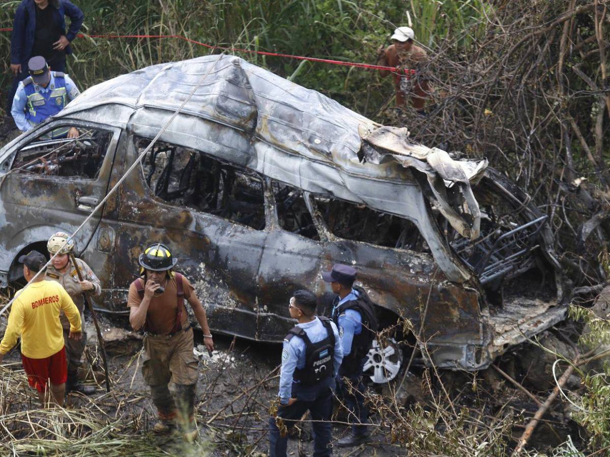 Iba a exceso de velocidad y se llevó un poste: lo que se sabe de fatal accidente en Cofradía