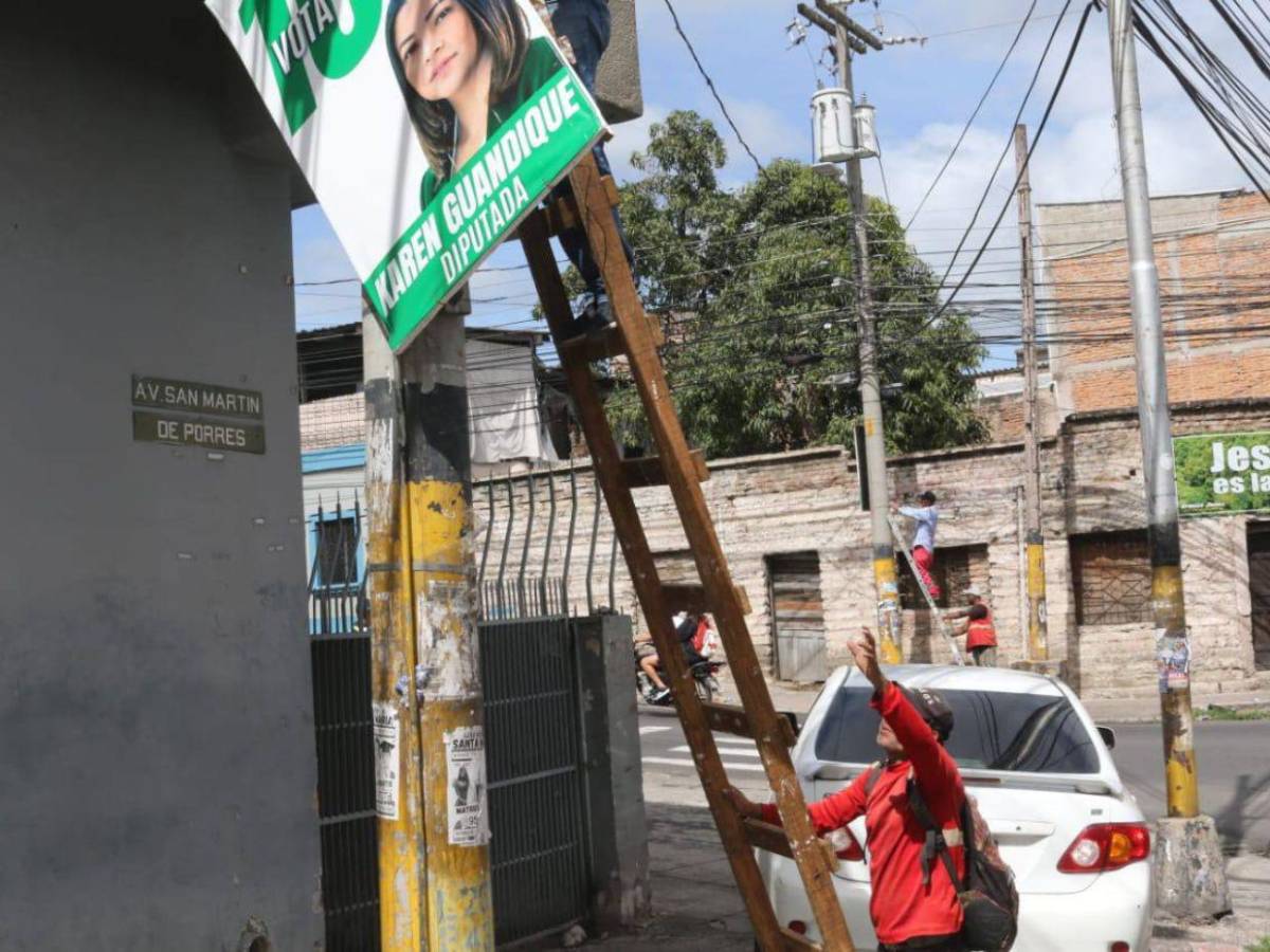 Cárteles de políticos ya están siendo retirados de las calles de la capital