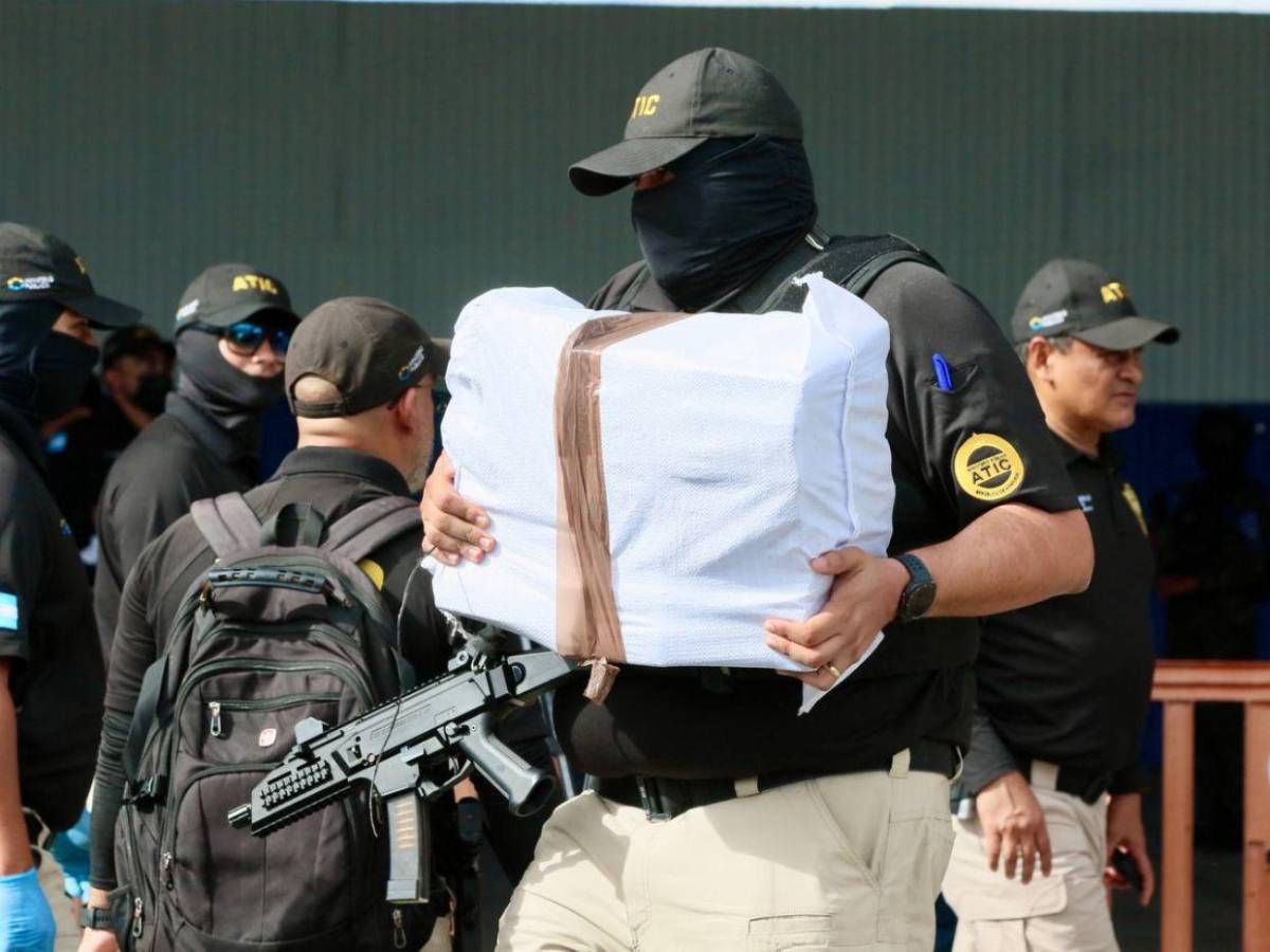 Rotulados con “NASA”, “CASINO” y “R”: así identificaron 899 kilos de droga en una embarcación pesquera