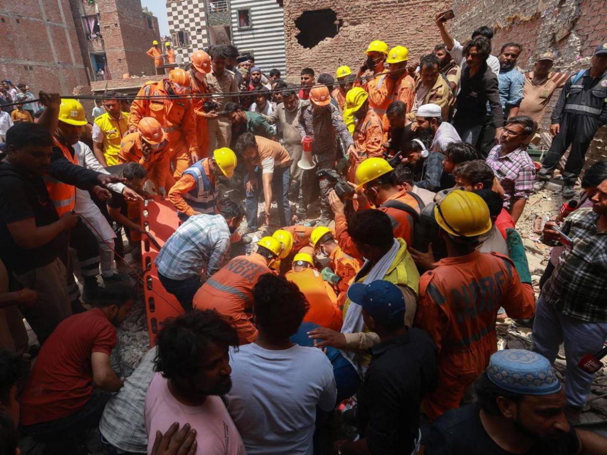 Búsqueda de cuerpos y daños estructurales: imágenes tras derrumbe en India