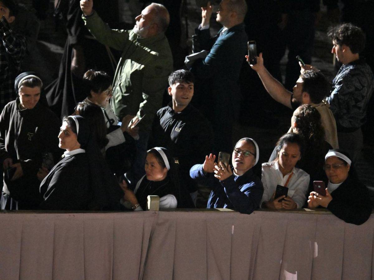 Imágenes impactantes del primer día del cónclave: cansancio, expectativa y fumata negra