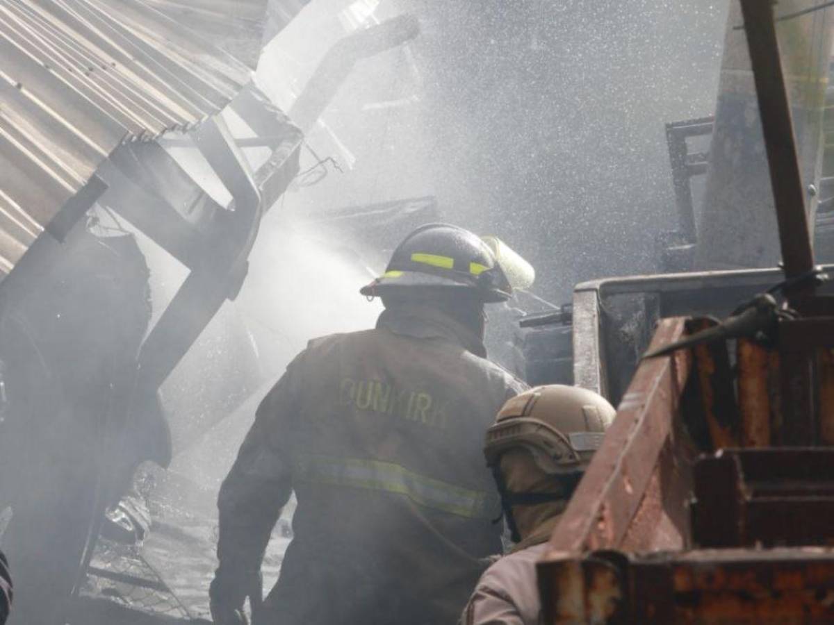 Vehículos calcinados y pérdidas cuantiosas: imágenes del incendio en yonker de Santa Ana