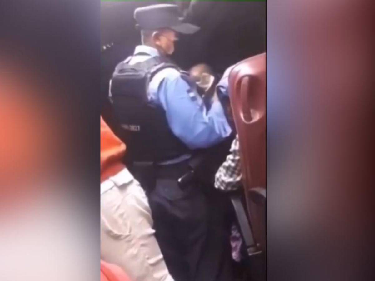 Suspenden a policía que fue grabado cobrando dinero a ciudadanos dentro de autobús