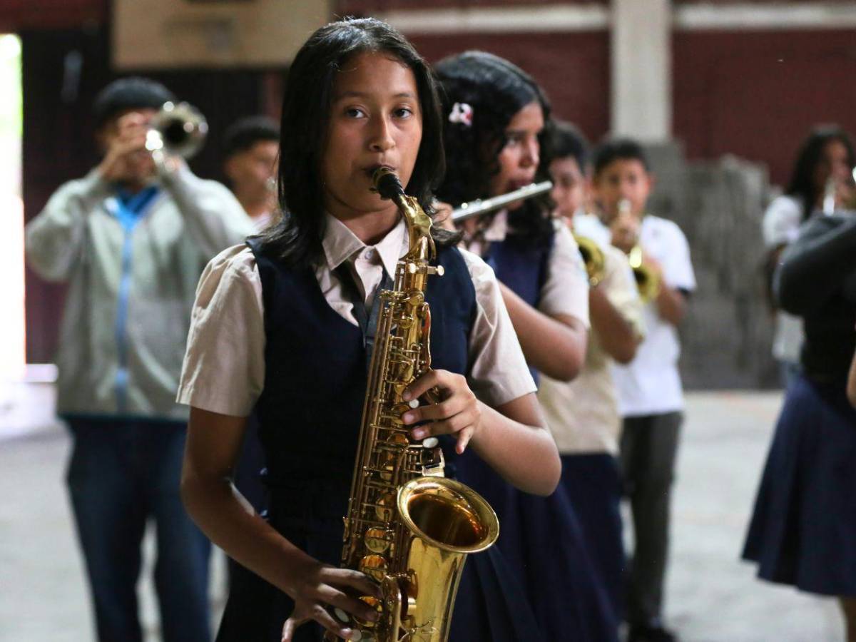 Banda marcial del Instituto Superación San Francisco afina su ritmo para los desfiles patrios