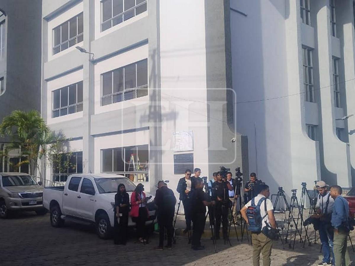 Resguardo policial en tribunal previo a audiencia de Juan Orlando Hernández