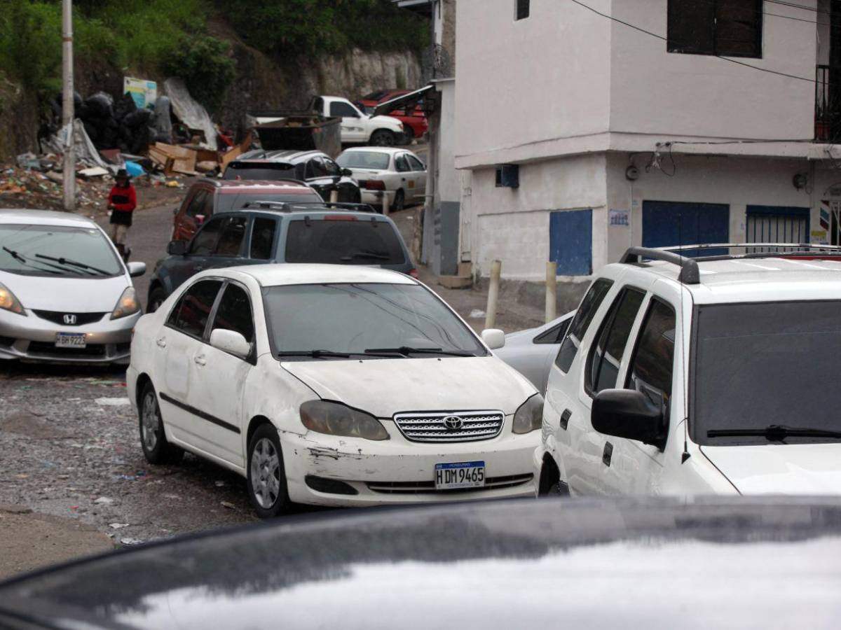 Vehículos mal estacionados colapsan el acceso a la colonia Centroamérica Oeste