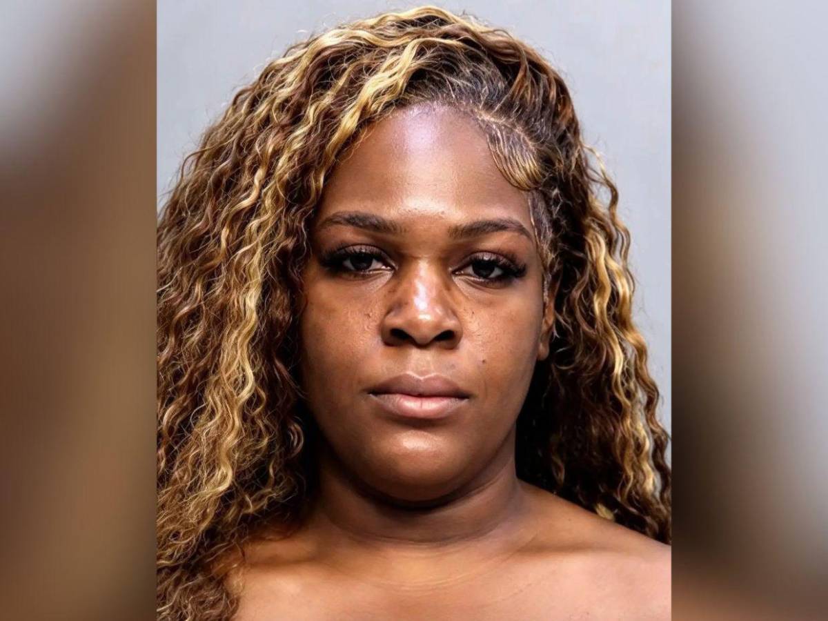 Arrestan a mujer que dejó solos a sus 4 hijos, incluido un bebé de 2 meses, para irse de crucero